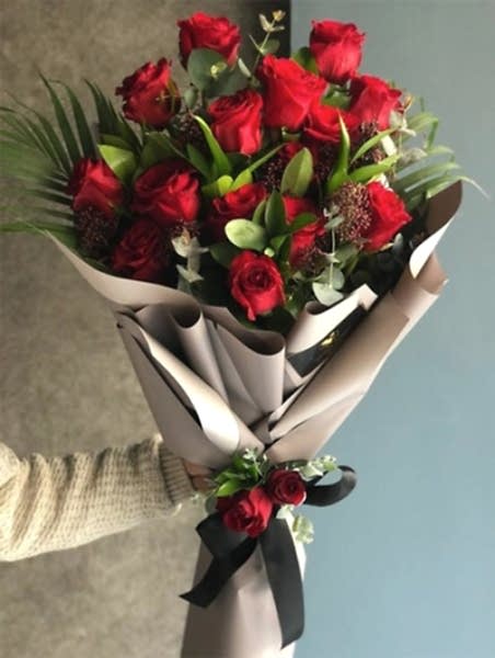 15 adet kırmızı gül den hazırlanmış şık buket