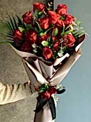 15 adet kırmızı gül den hazırlanmış şık buket